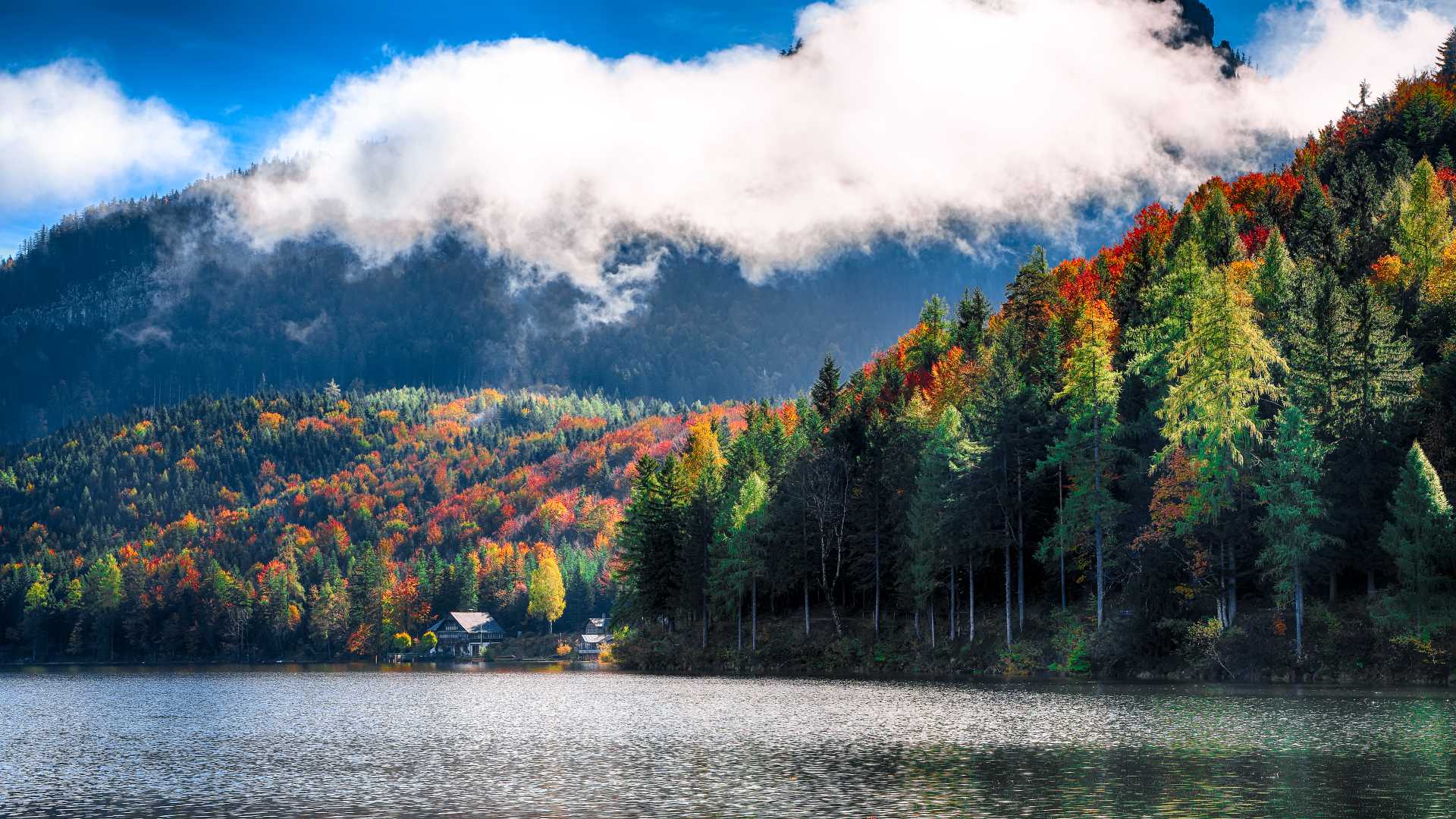 Los colores del otoño se reflejan en las tranquilas aguas del lago Altaussee en los Alpes austriacos.
