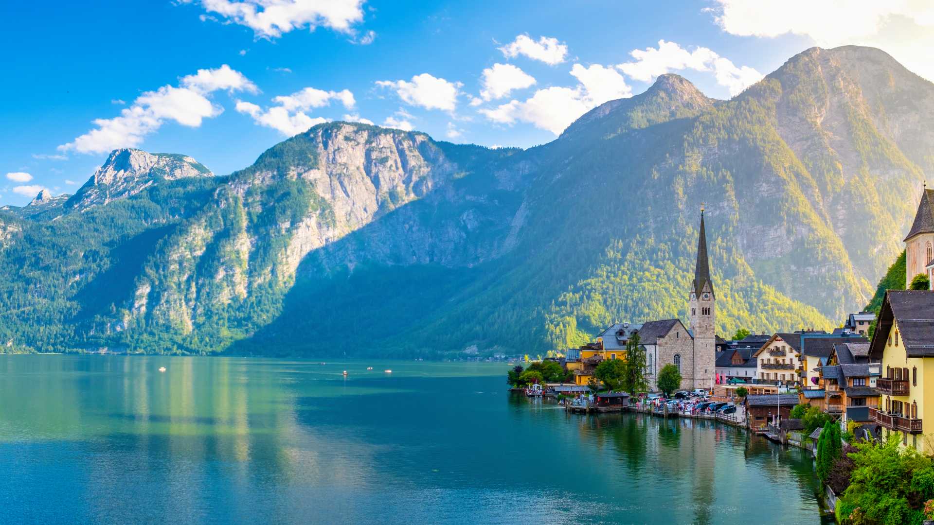 El pueblo de Hallstatt reflejado en el lago, rodeado de montañas.