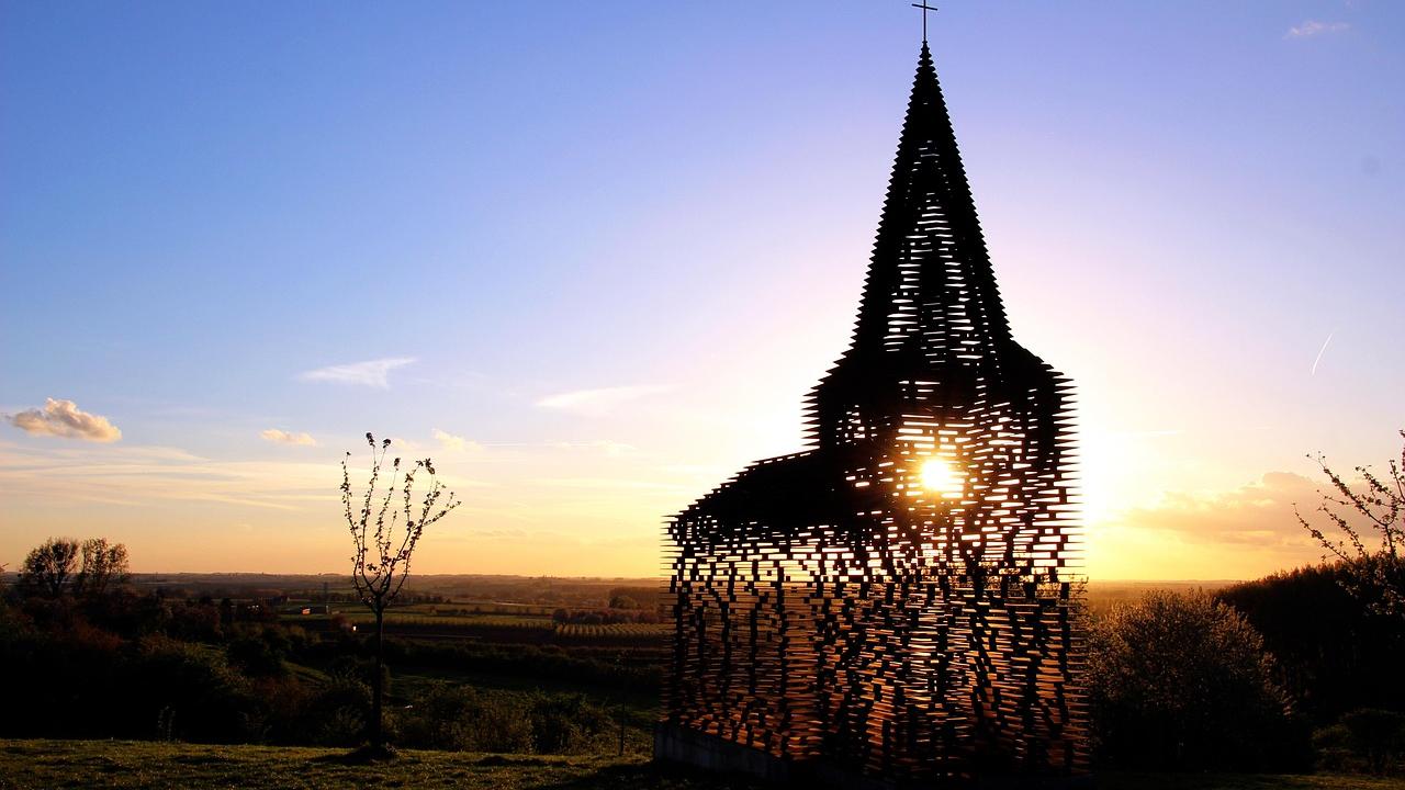 'Reading Between the Lines' kunstinstallatie bij zonsondergang in Borgloon, België