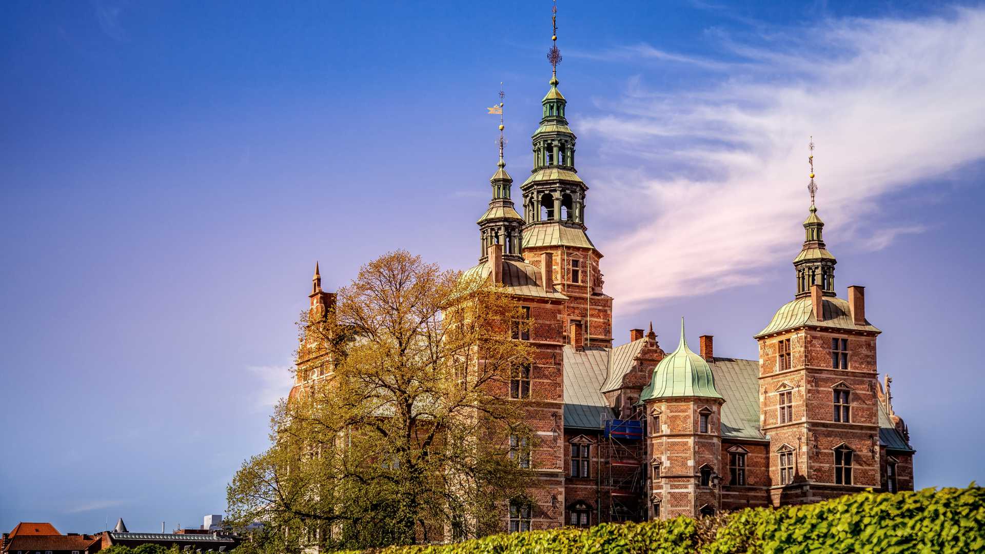 Le château de Rosenborg, un palais Renaissance historique à Copenhague, au Danemark, sur fond de ciel bleu clair.