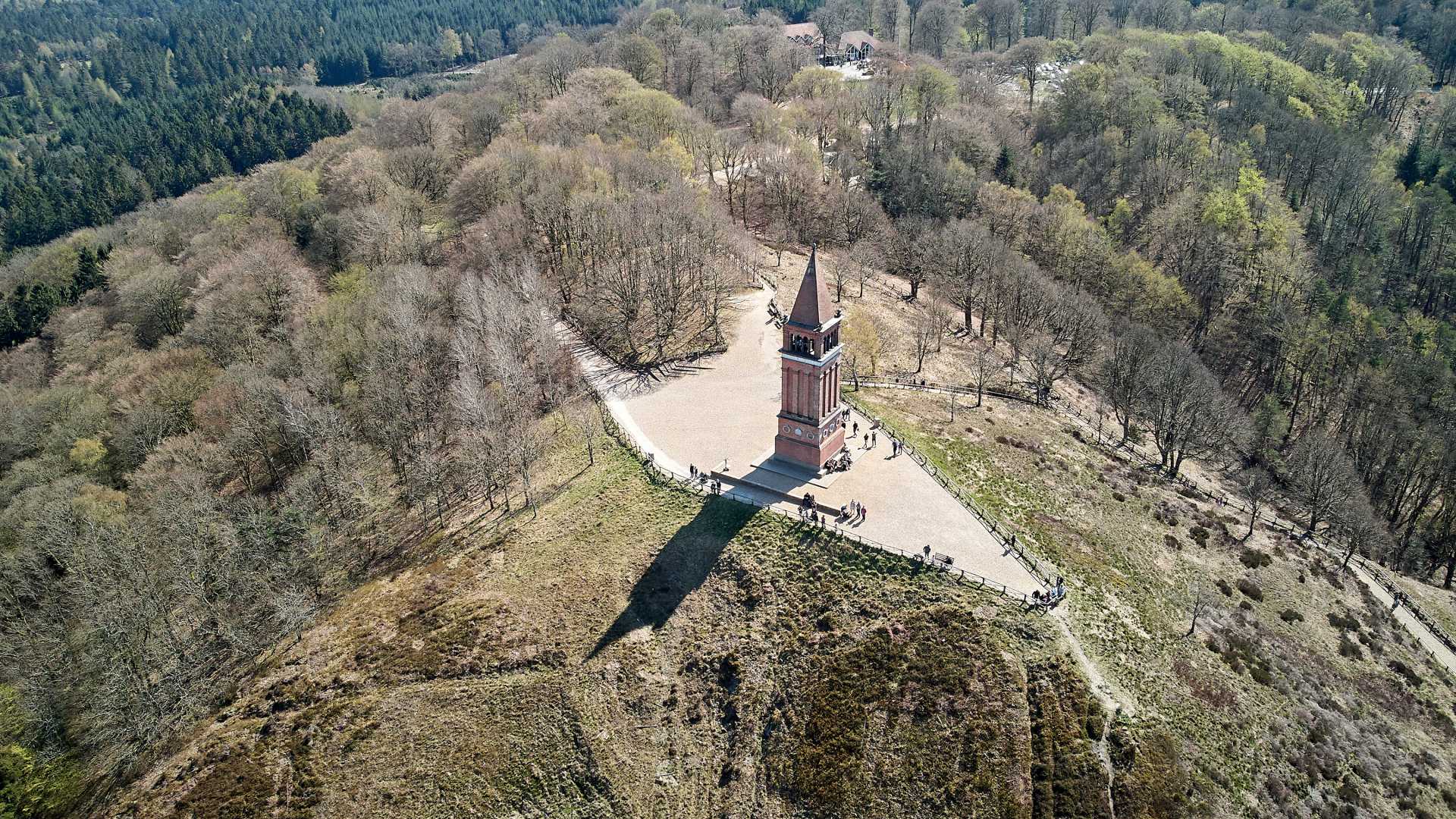 Luftaufnahme des Himmelbjerget-Turms, umgeben von Wäldern in Mitteljütland, Dänemark.