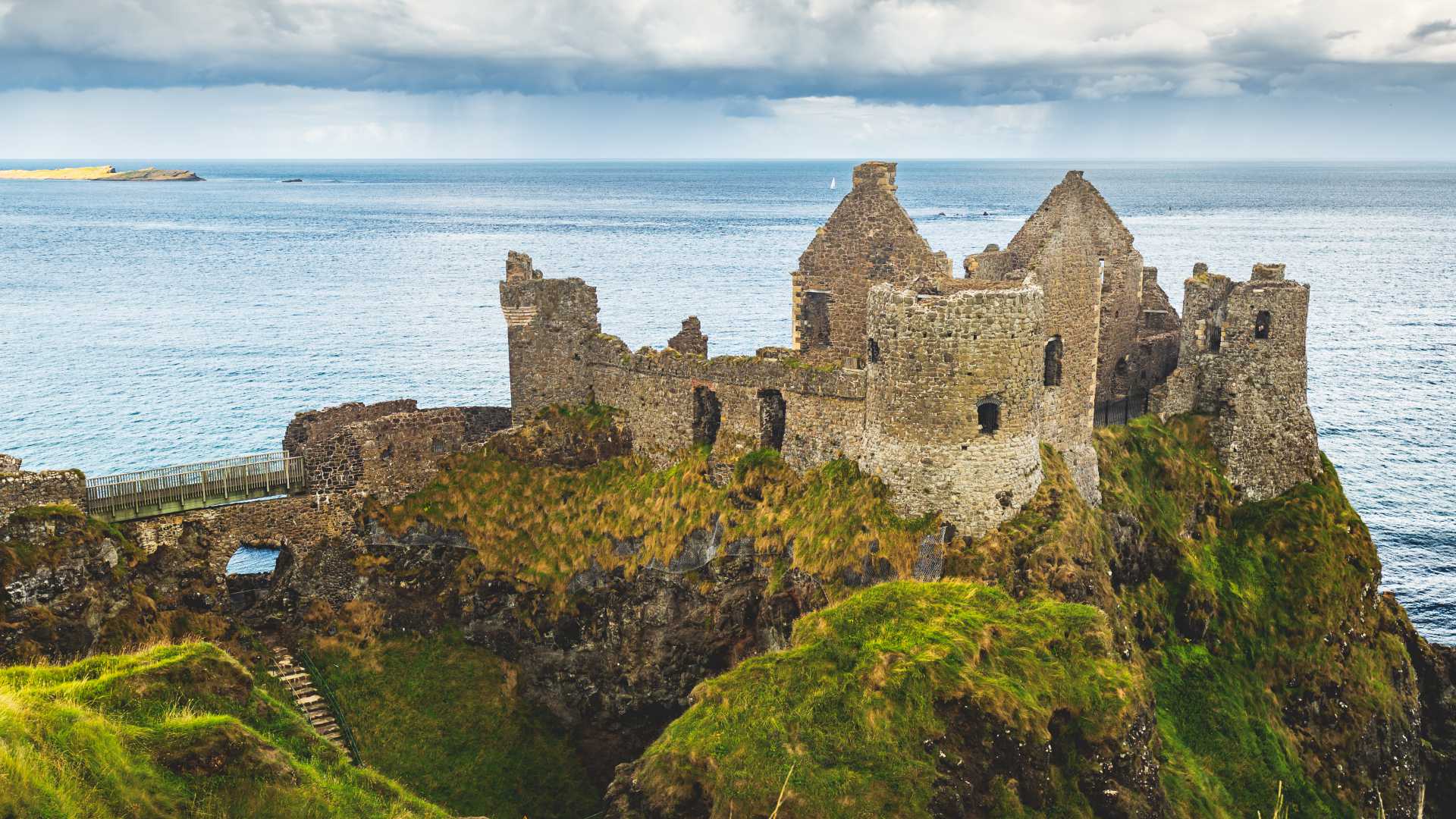 Rovine del castello di Dunluce con vista sul mare sulla costa di Antrim, Irlanda del Nord.