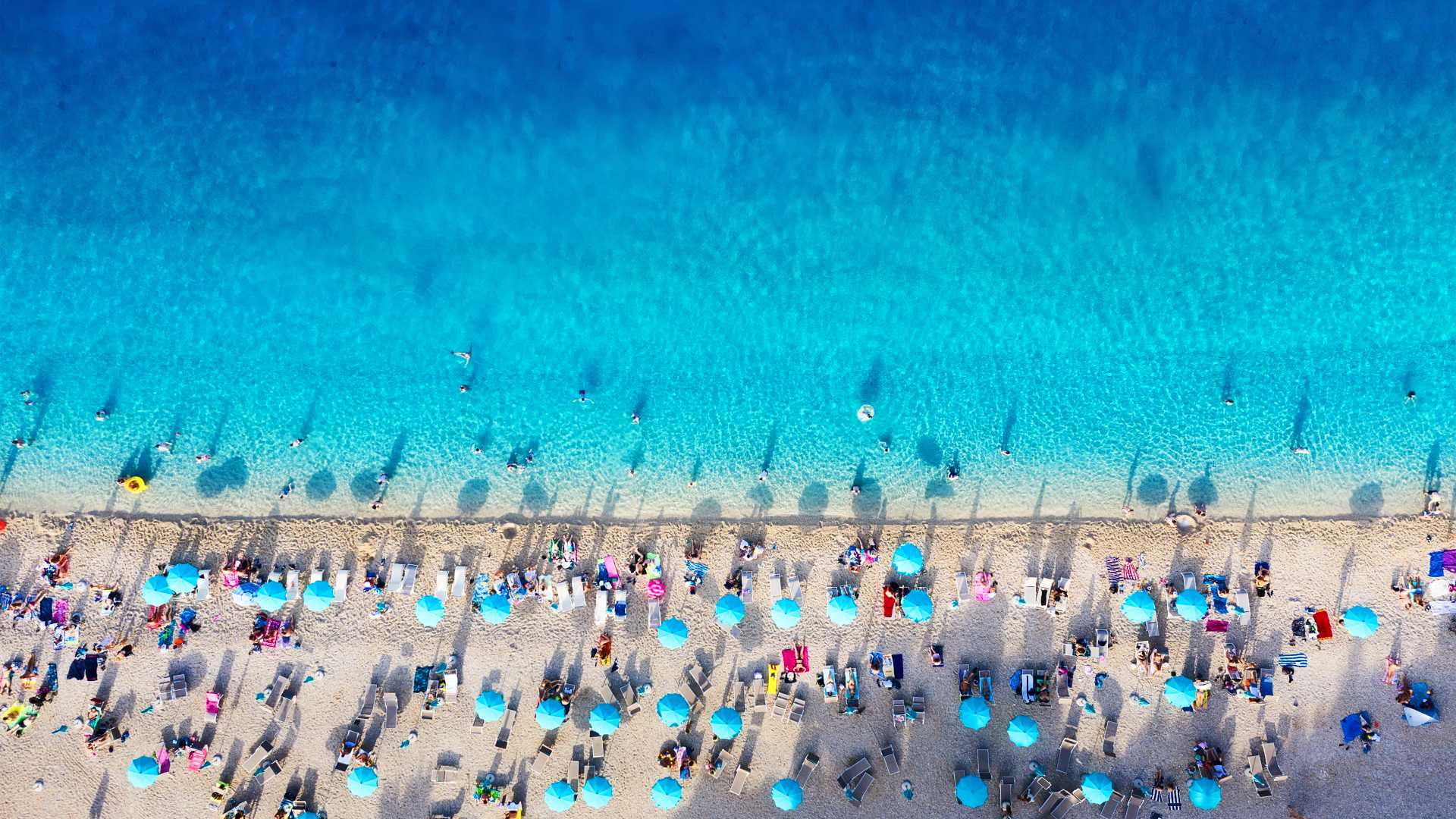 Aerial view of Zlatni Rat beach, Croatia, featuring its unique horn shape and turquoise waters.