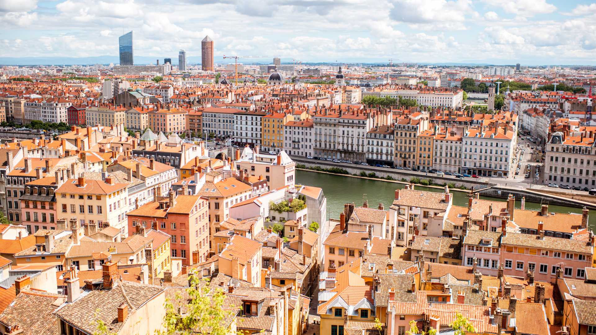 Luchtfoto van Lyon met zijn charmante oude gebouwen, rode daken en de rivier de Saône die erdoorheen stroomt.