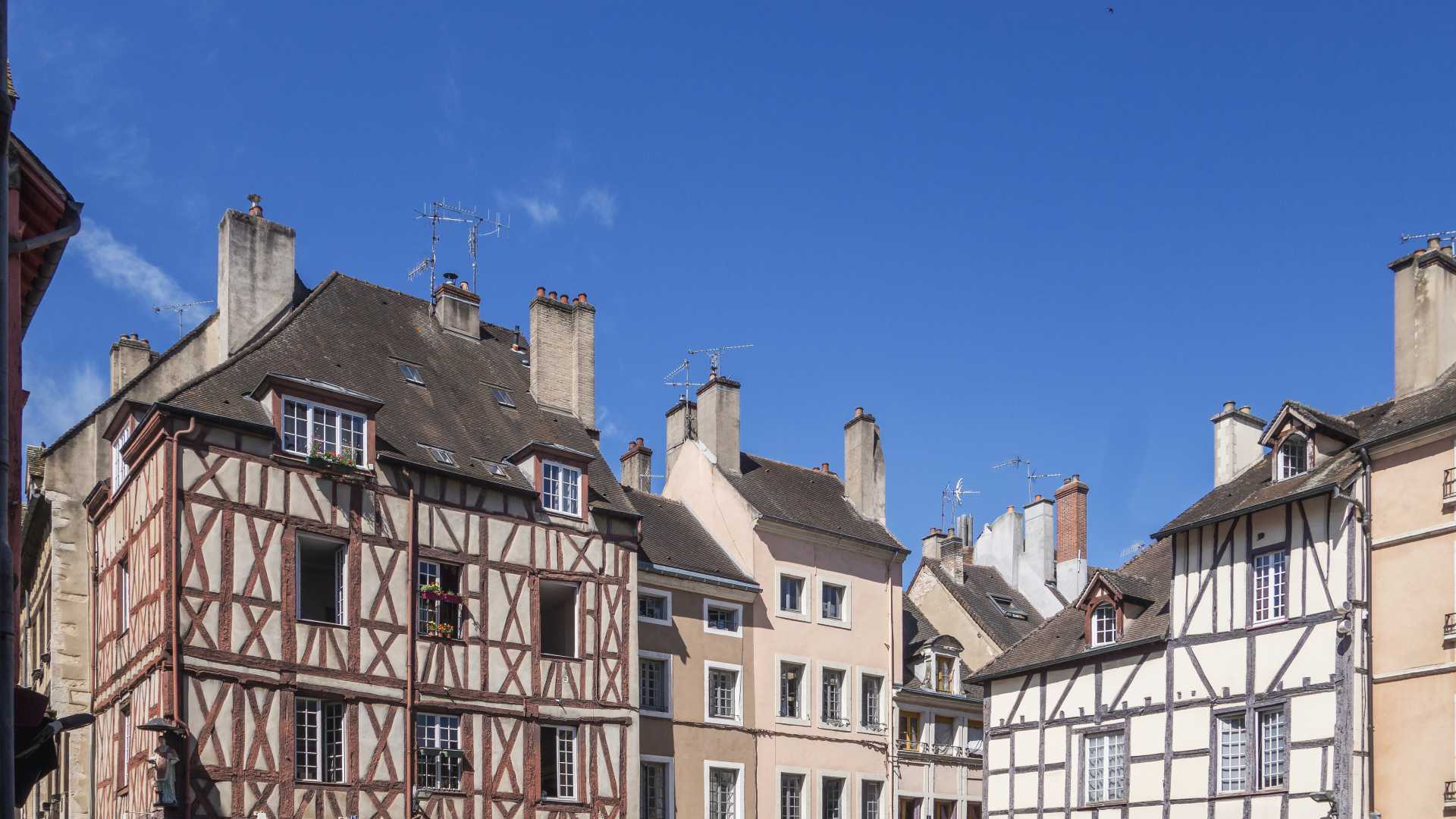 Vakwerkhuizen onder een heldere hemel in het stadscentrum van Chalon-sur-Saône.