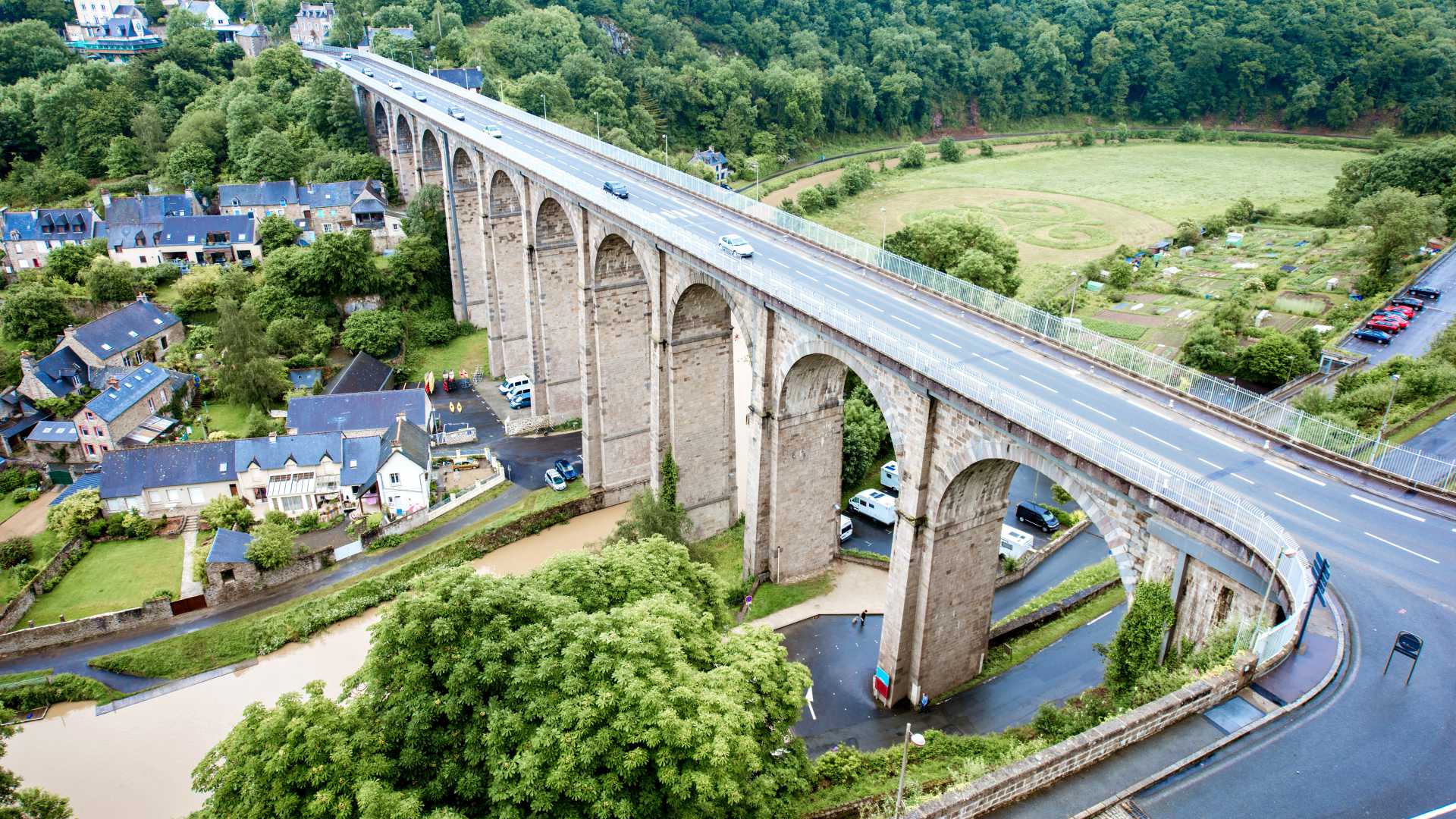 Vista aérea de Dinan que muestra el histórico viaducto sobre el río Rance y la encantadora ciudad, Bretaña.