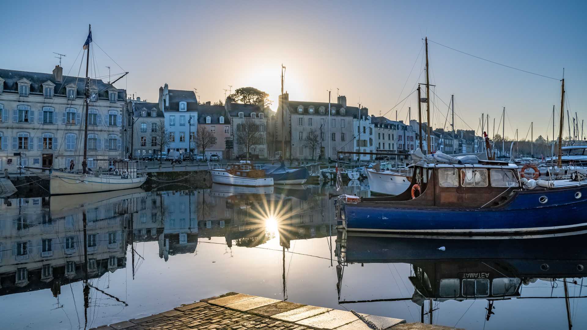 Zonsopgang boven de haven van Vannes, boten tegen een achtergrond van charmante middeleeuwse huizen.
