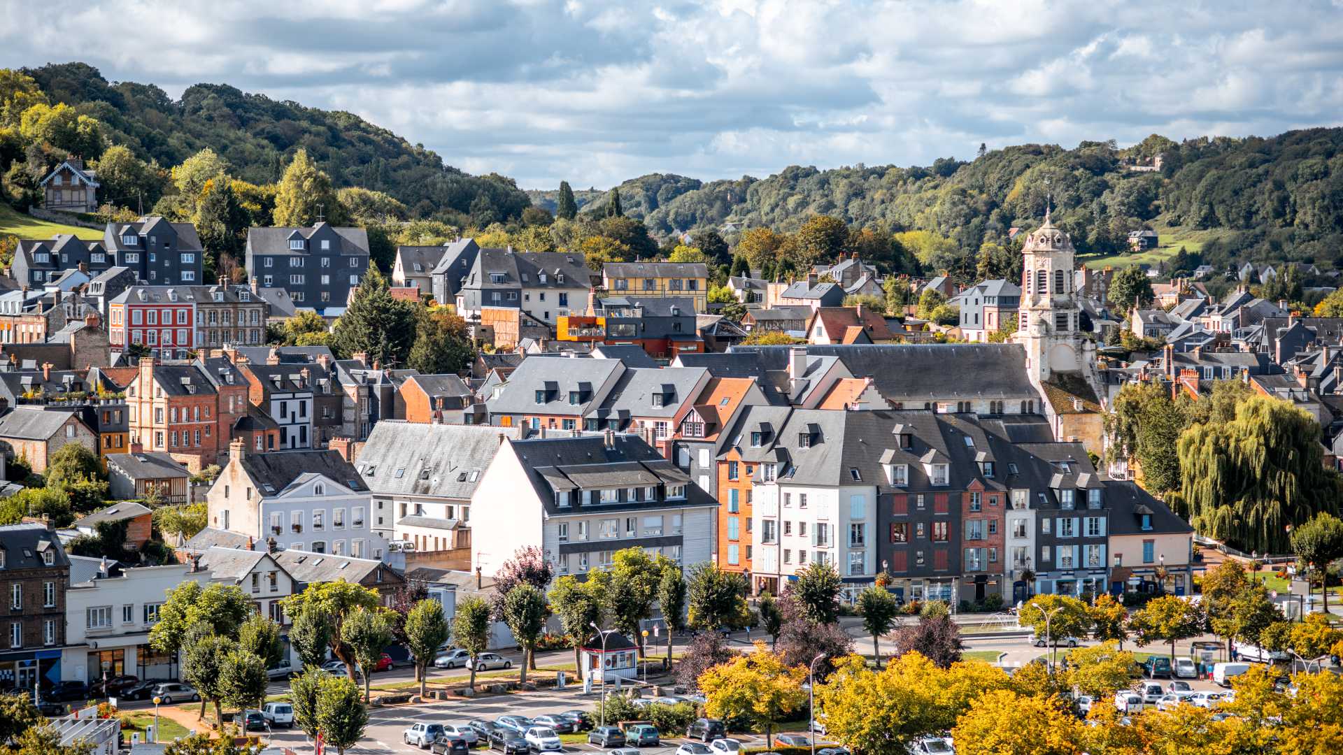 Panoramisch uitzicht op Honfleur, Normandië, met zijn historische haven, kleurrijke gebouwen en de unieke Église Sainte-Catherine.