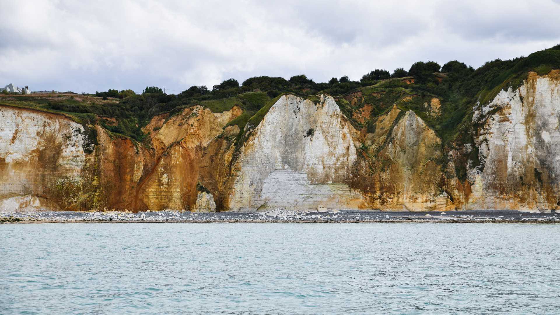 Dramatische krijtrotsen van de Albastenkust in Dieppe, Normandië, ontmoeten de zee.