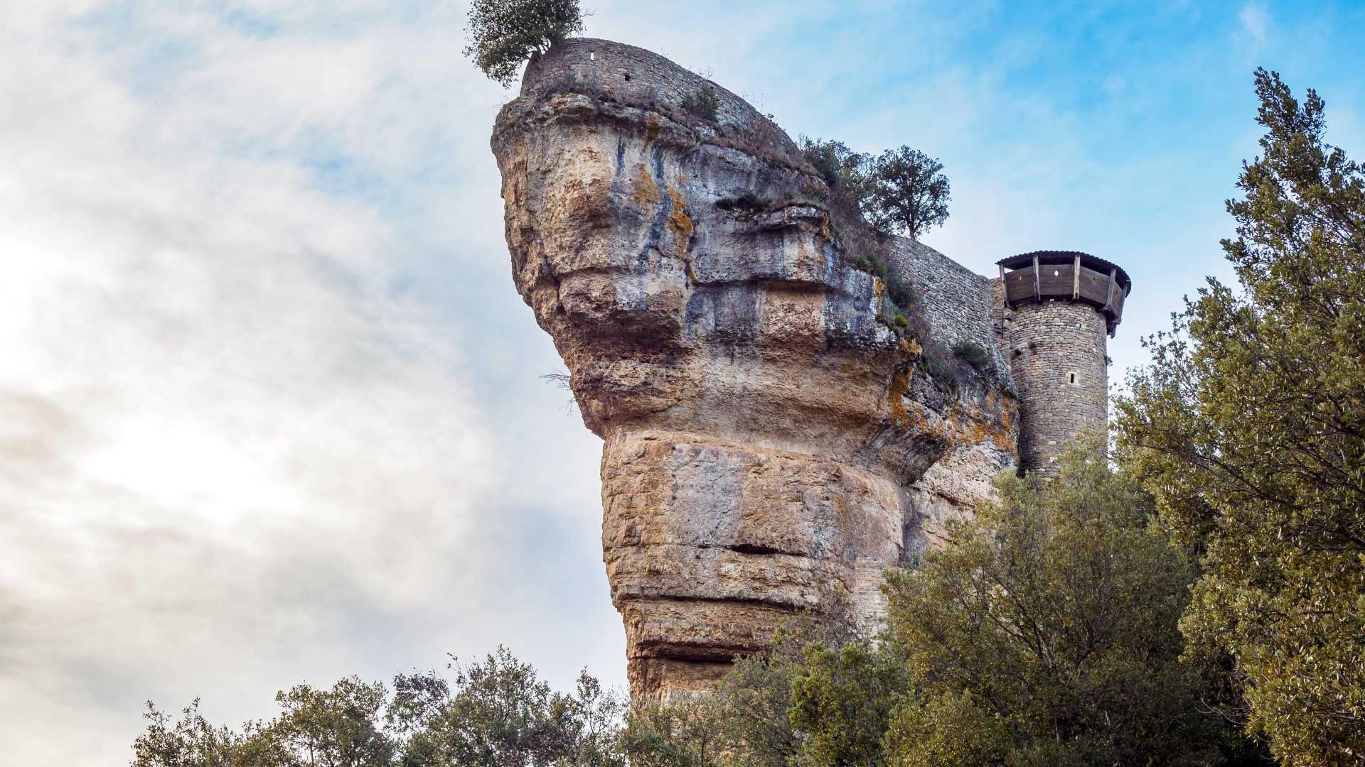 L'ancien château de Peyrelade perché sur une formation rocheuse spectaculaire dans le parc national des Cévennes, France.