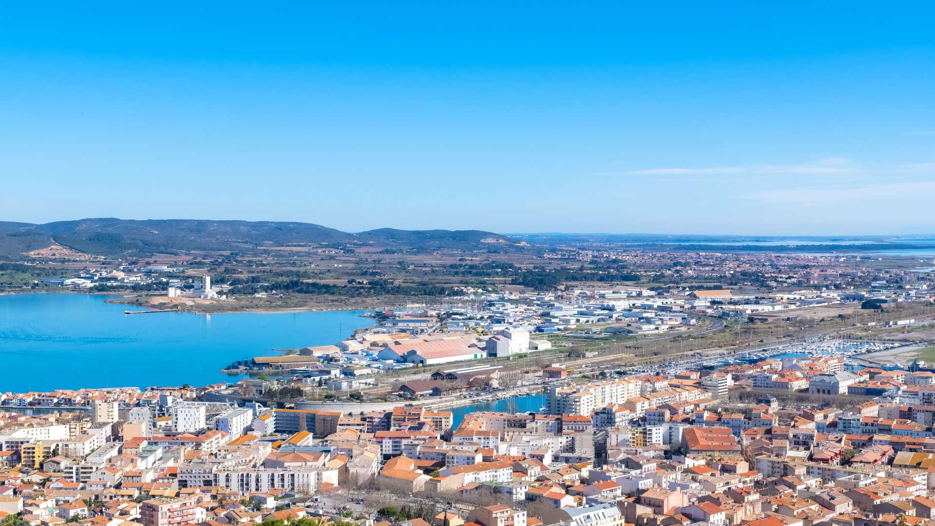 Vue panoramique de Sète, en France, mettant en valeur son système de canaux unique, son architecture colorée et son port animé.