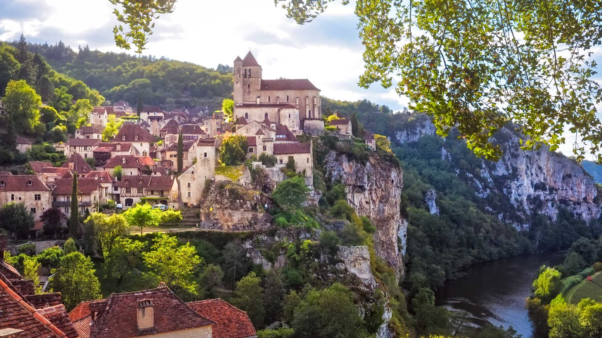 Mittelalterliches Dorf Saint-Cirq-Lapopie, hoch oben auf einer Klippe mit Blick auf den Fluss Lot in Frankreich.