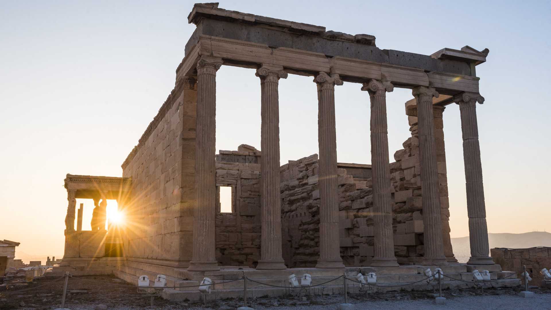 Le temple d'Érechthéion au coucher du soleil sur l'Acropole d'Athènes.