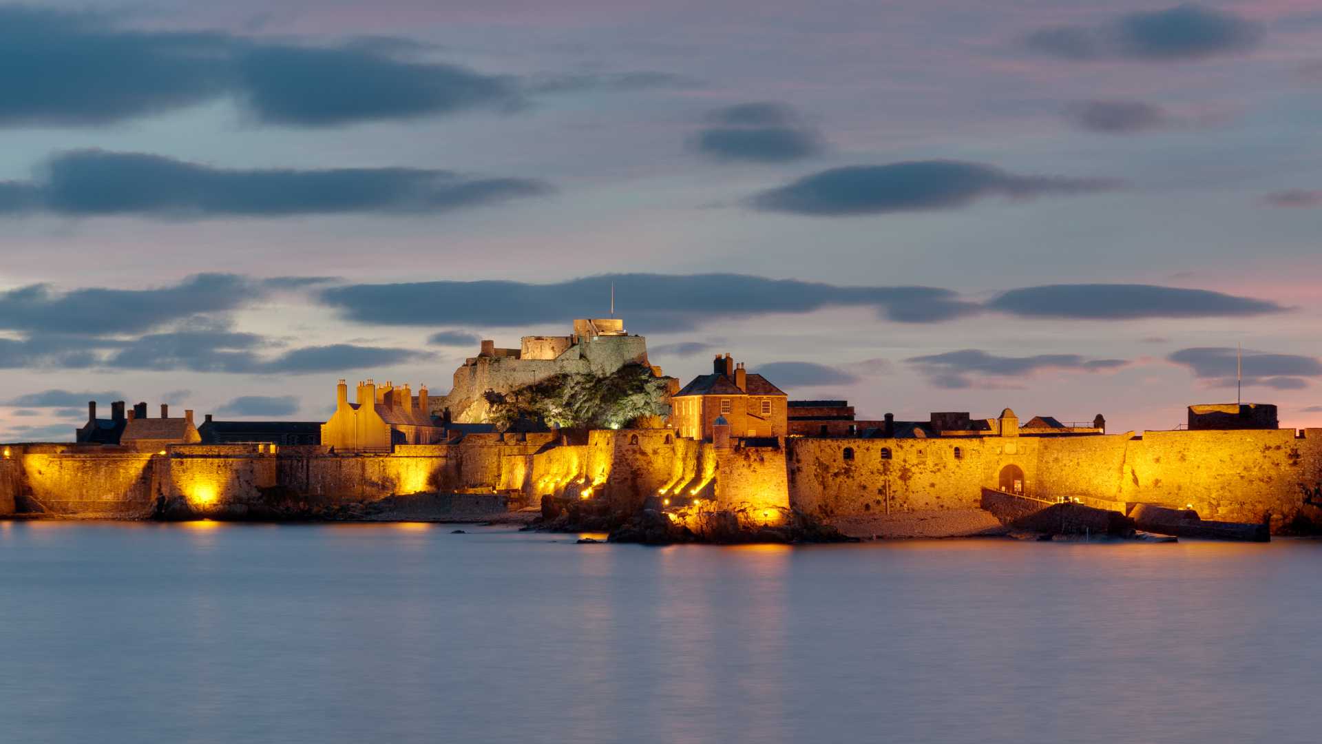 황혼에 비치는 고요한 세인트 헬리어 마리나, 저지 섬의 엘리자베스 성.