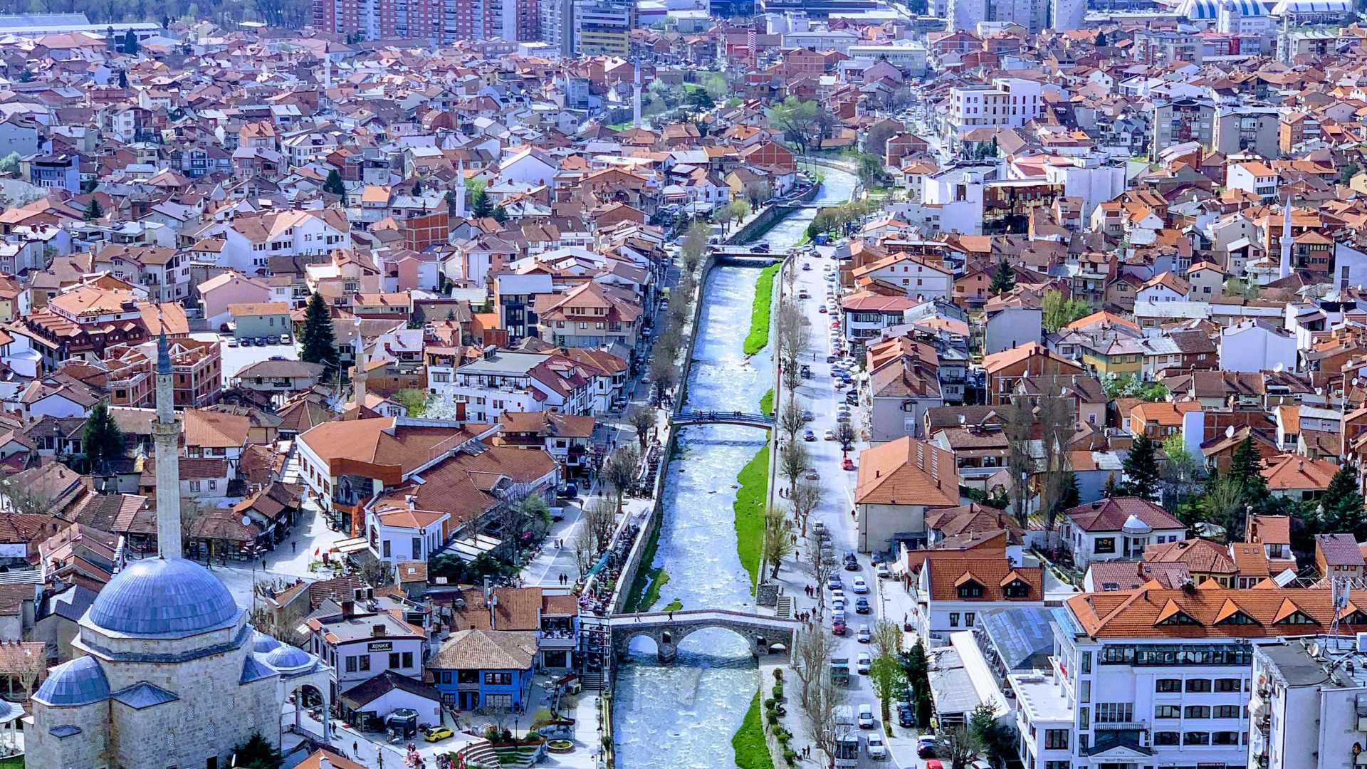Vue aérienne panoramique de Prizren, Kosovo, avec des toits rouges et la rivière Lumbardhi.
