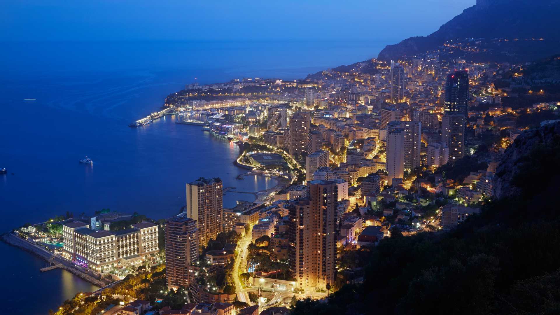 Die Skyline von Montecarlo glitzert in der Abenddämmerung, ein Leuchtfeuer des Luxus an der Mittelmeerküste.