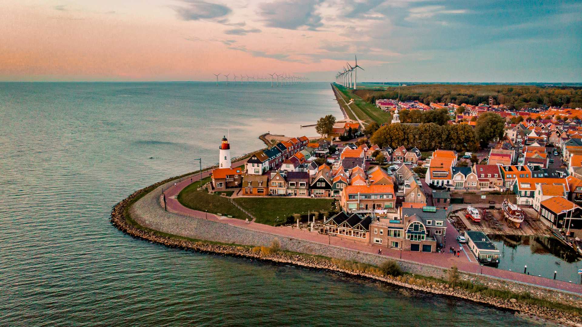 Luchtfoto van de vuurtoren en het dorp Urk bij zonsondergang, Flevoland, Nederland.