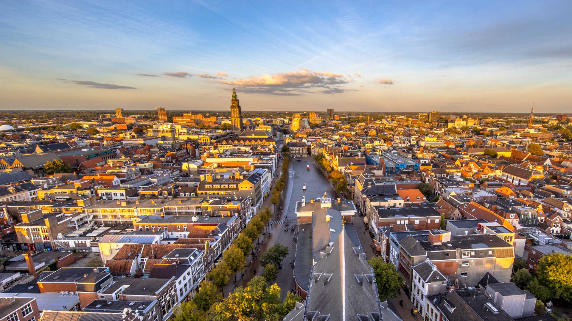 Vue panoramique du centre historique de Groningue avec la Martinitoren au coucher du soleil.