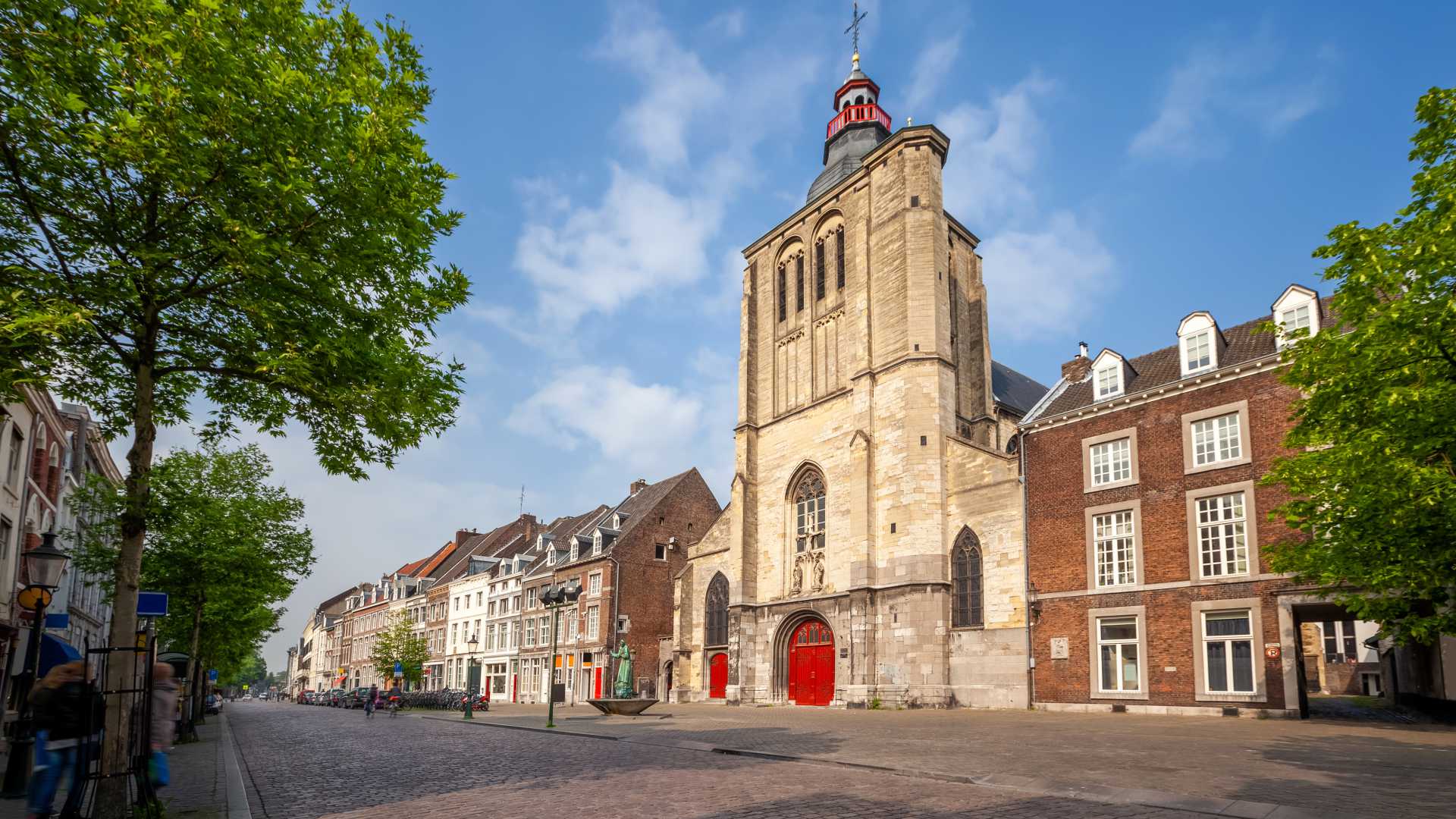 St. Matthias Kerk in Maastricht, Nederland, met haar iconische rode deuren.