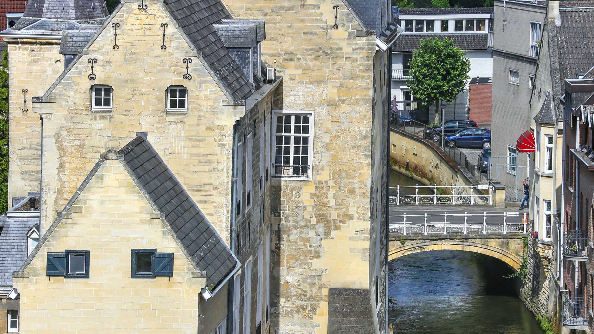 Historische gebouwen langs de rivier de Geul in Valkenburg, Nederland, tonen charmante architectuur.