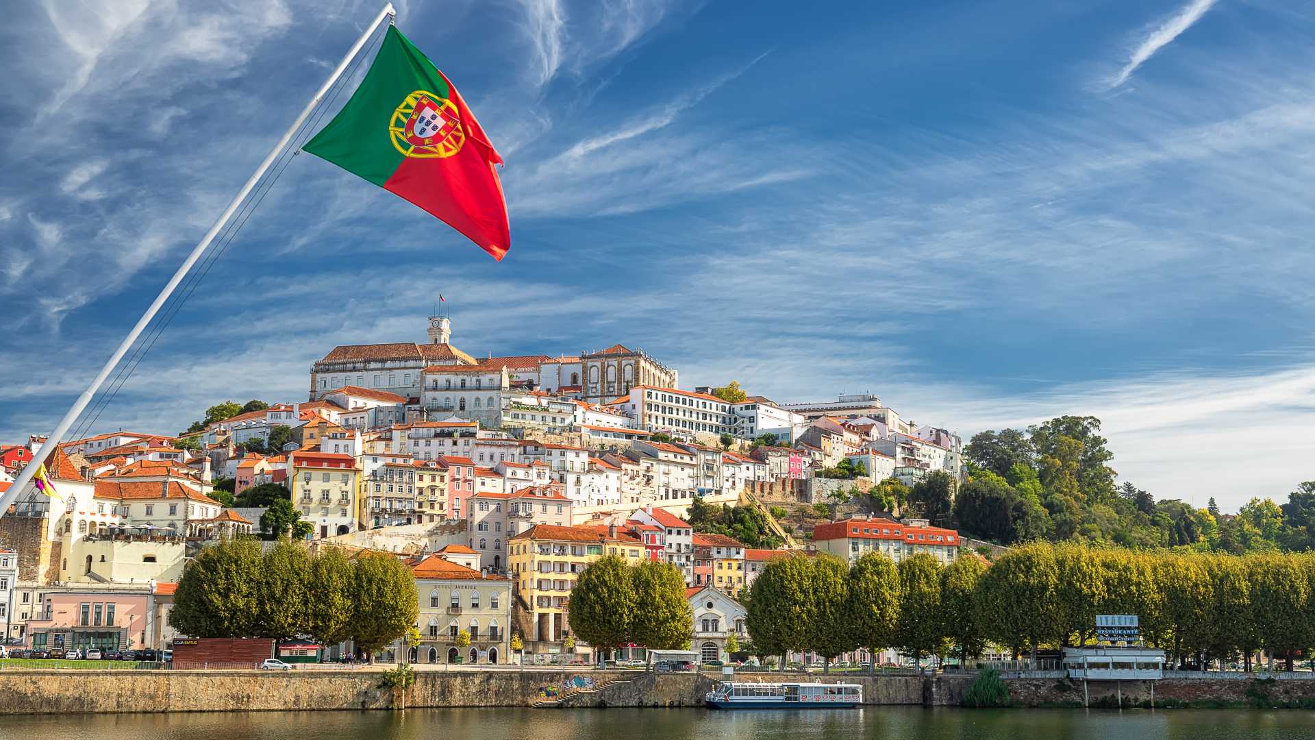 Panoramisch uitzicht op Coimbra, Portugal, met de Universiteit van Coimbra die de skyline domineert.