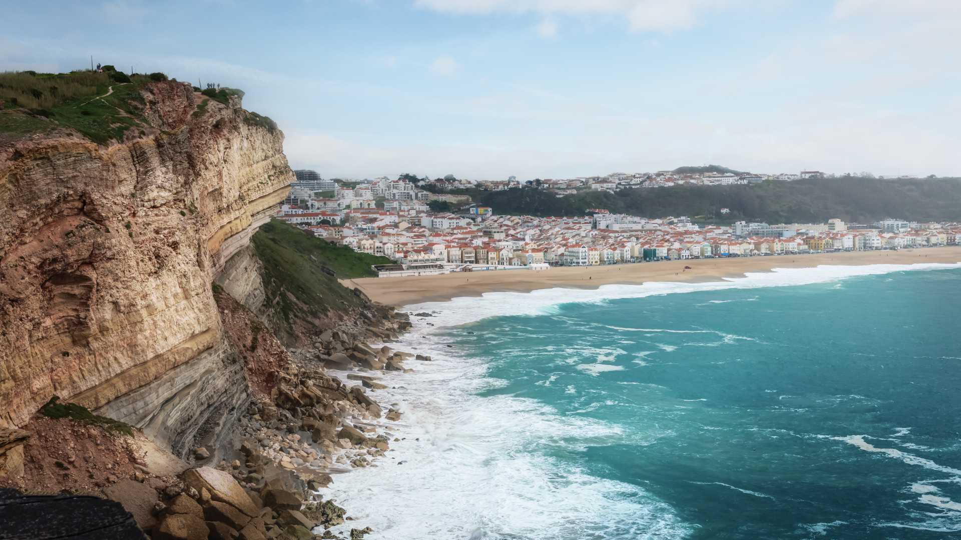 Vista aerea di Nazaré, Portogallo, con spettacolari scogliere e costa.