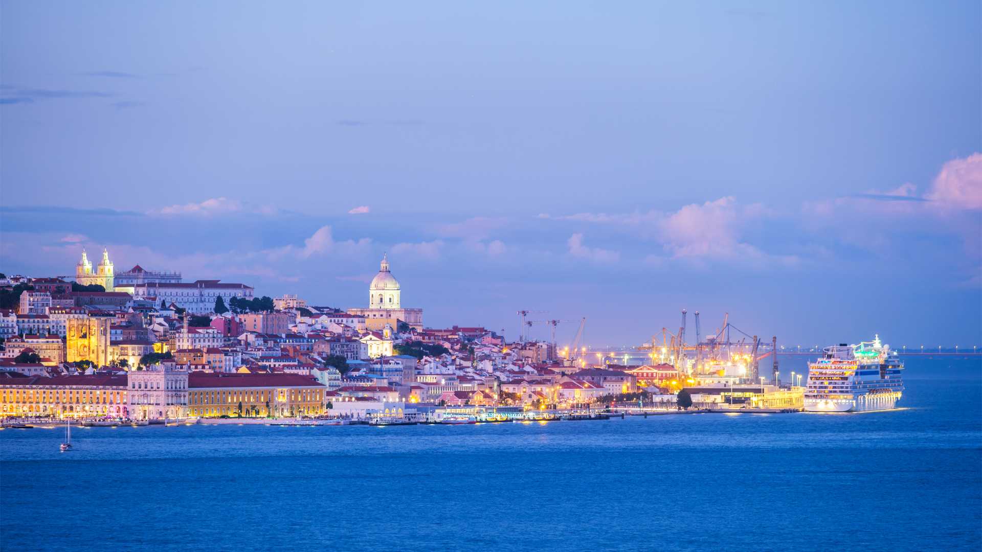 Paisaje urbano de Lisboa al atardecer, visto desde el río Tajo.