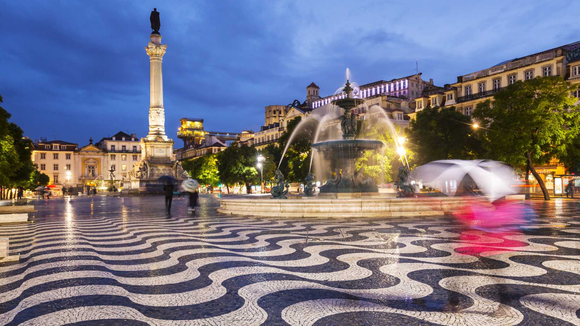 Plaza de Rossio de noche, con la Columna de Pedro IV y la Fuente del Sur