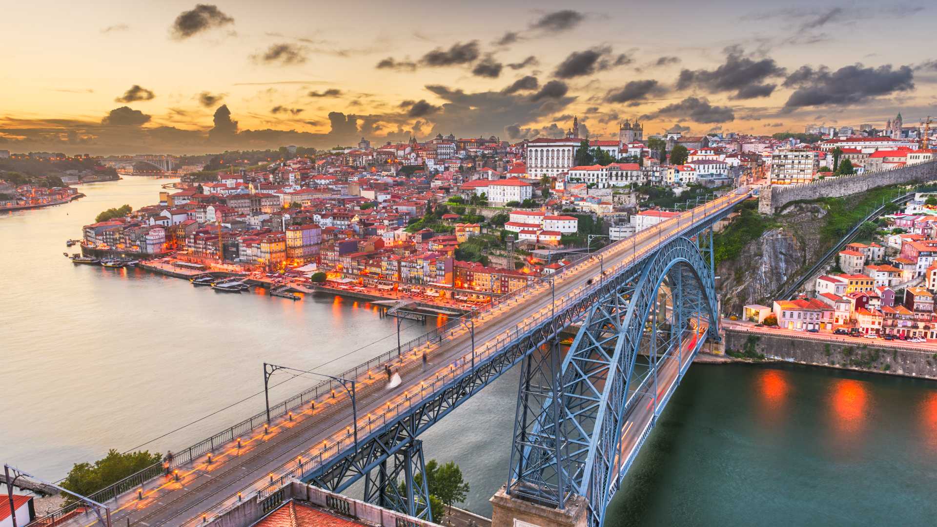 Horizonte de Oporto con el puente Dom Luís I sobre el río Duero.