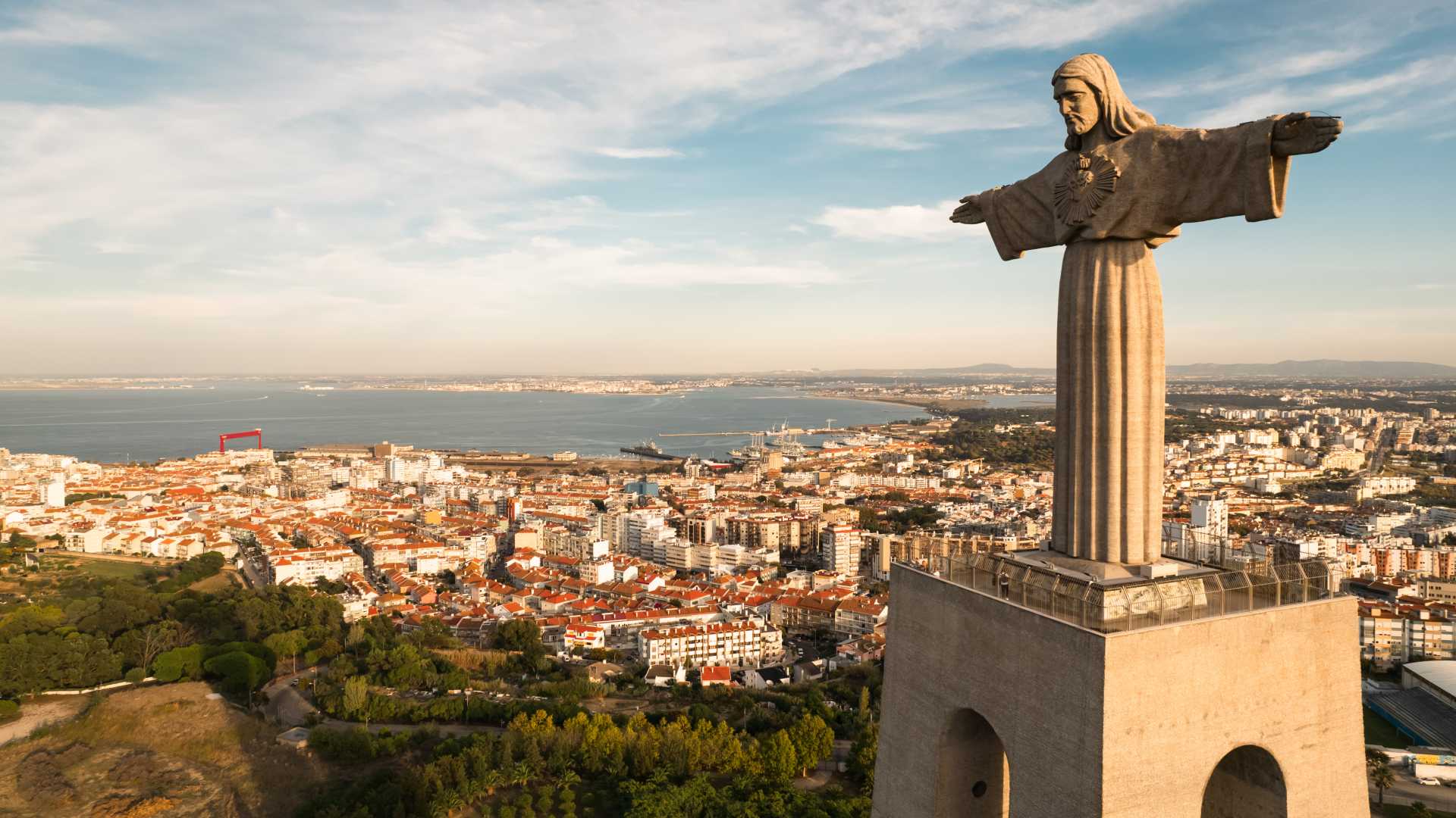 화창한 날 리스본을 굽어보는 그리스도 왕상