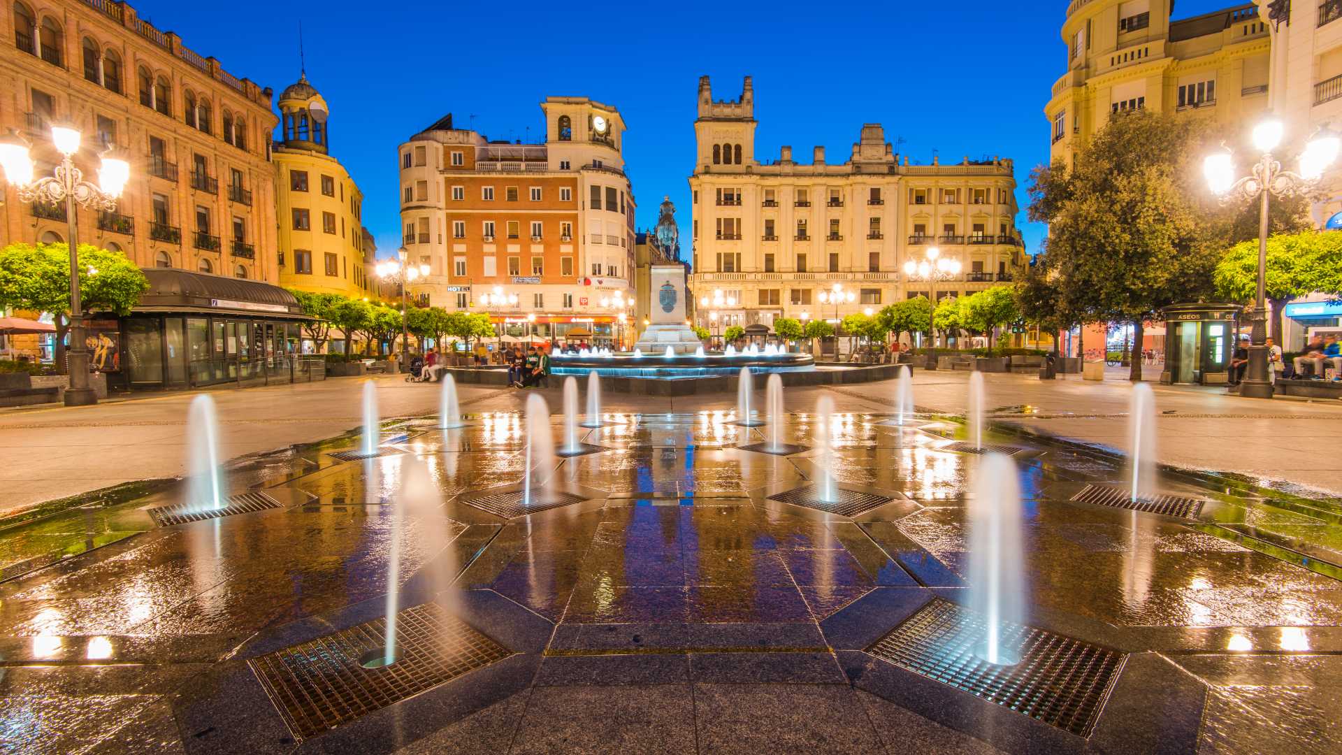 Plaza de las Tendillas in Córdoba, Spanje, 's nachts met verlichte fonteinen en historische gebouwen.