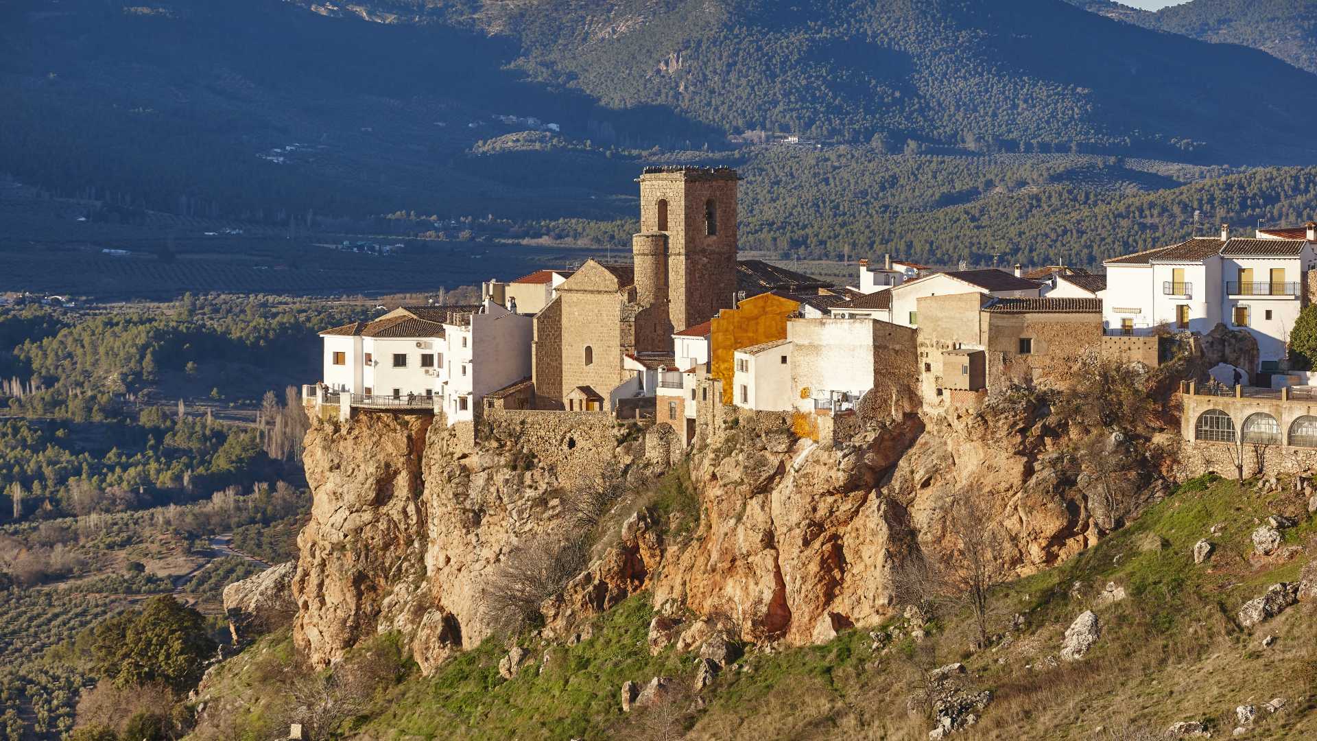 Hornos de Segura, ein weißes Dorf auf einer Klippe in Andalusien, mit Blick auf ein malerisches Tal.