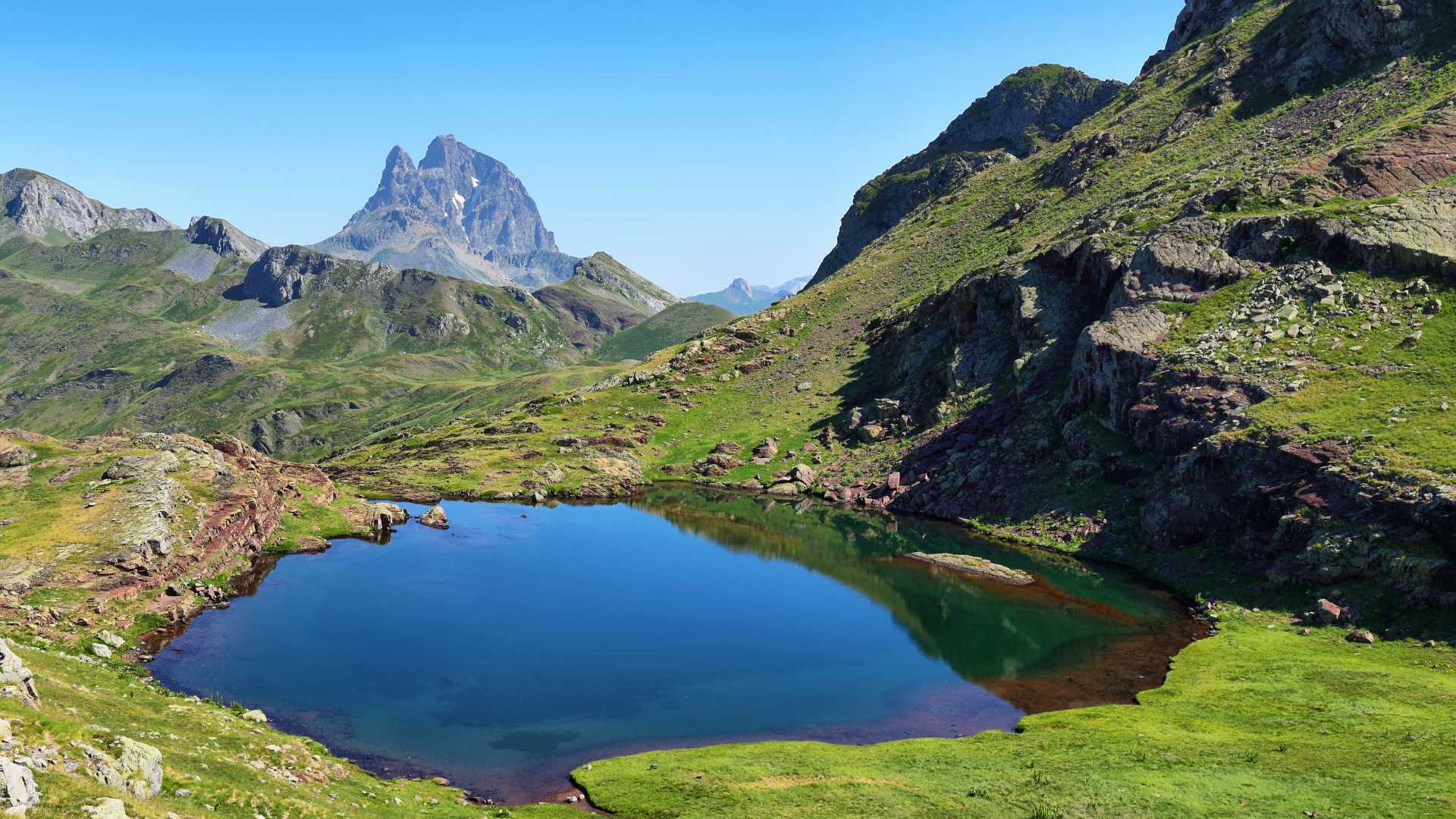 Pic du Midi d'Ossau weerspiegeld in het Anayetmeer, Spaanse Pyreneeën.