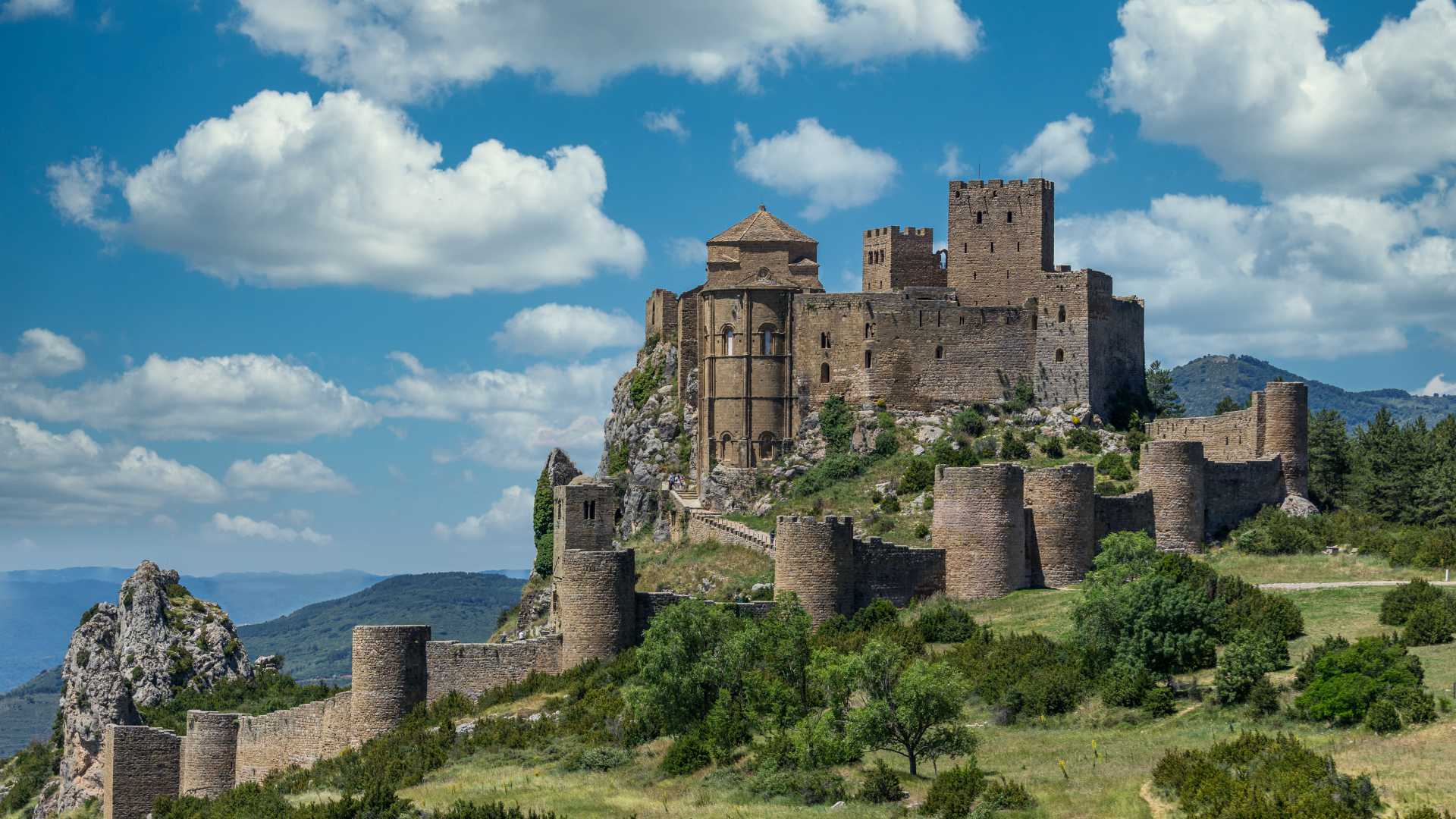 Kasteel Loarre, een Romaans fort, staat trots onder een blauwe hemel in Aragon, Spanje.