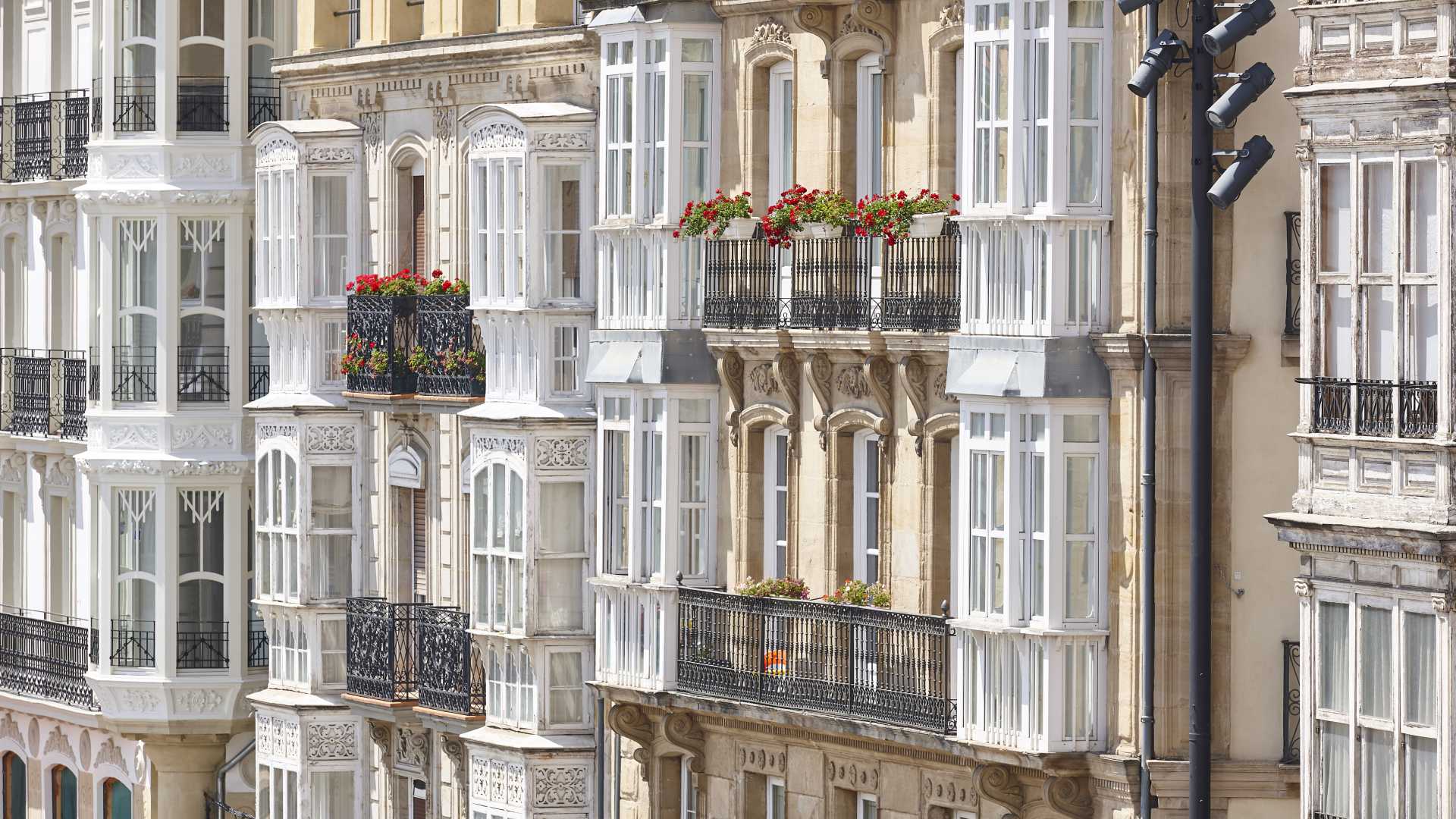 Façades élégantes avec balcons ornés et jardinières à Vitoria-Gasteiz, Pays Basque, Espagne.