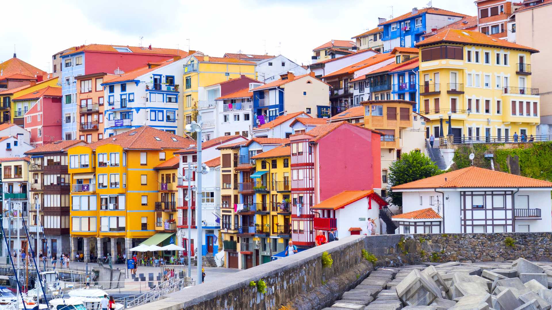 Haven van Bermeo, Baskenland: Een levendige scène van kleurrijke gebouwen.