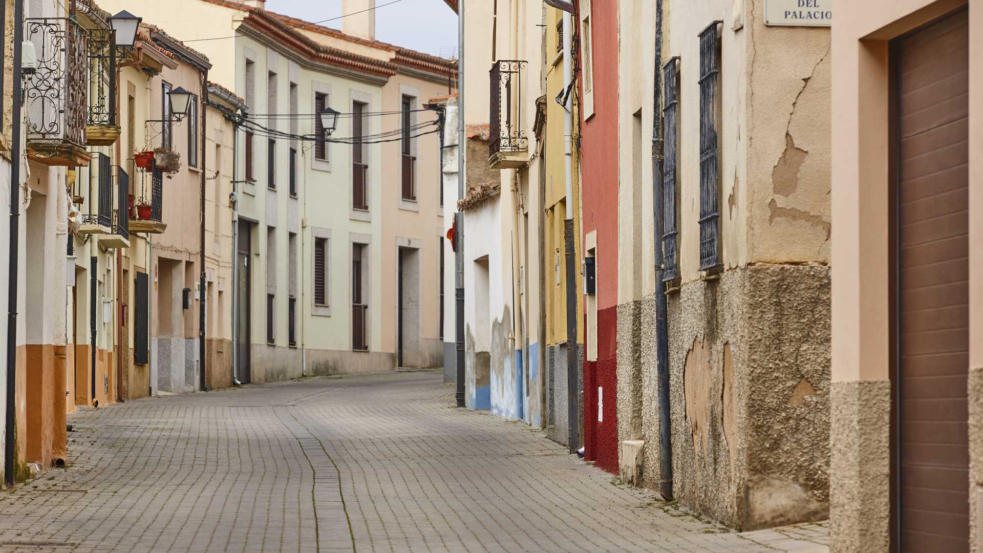 Charmante straat met veelkleurige gevels in de oude stad van Palencia, met Spaanse architectuur.