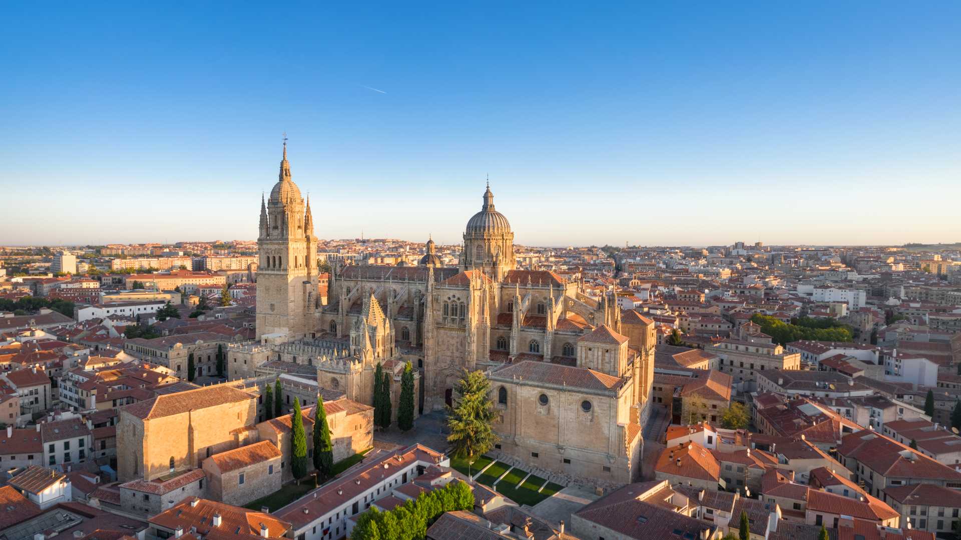 Luchtfoto van Salamanca bij zonsopgang, met de Nieuwe Kathedraal en het historische stadsbeeld.