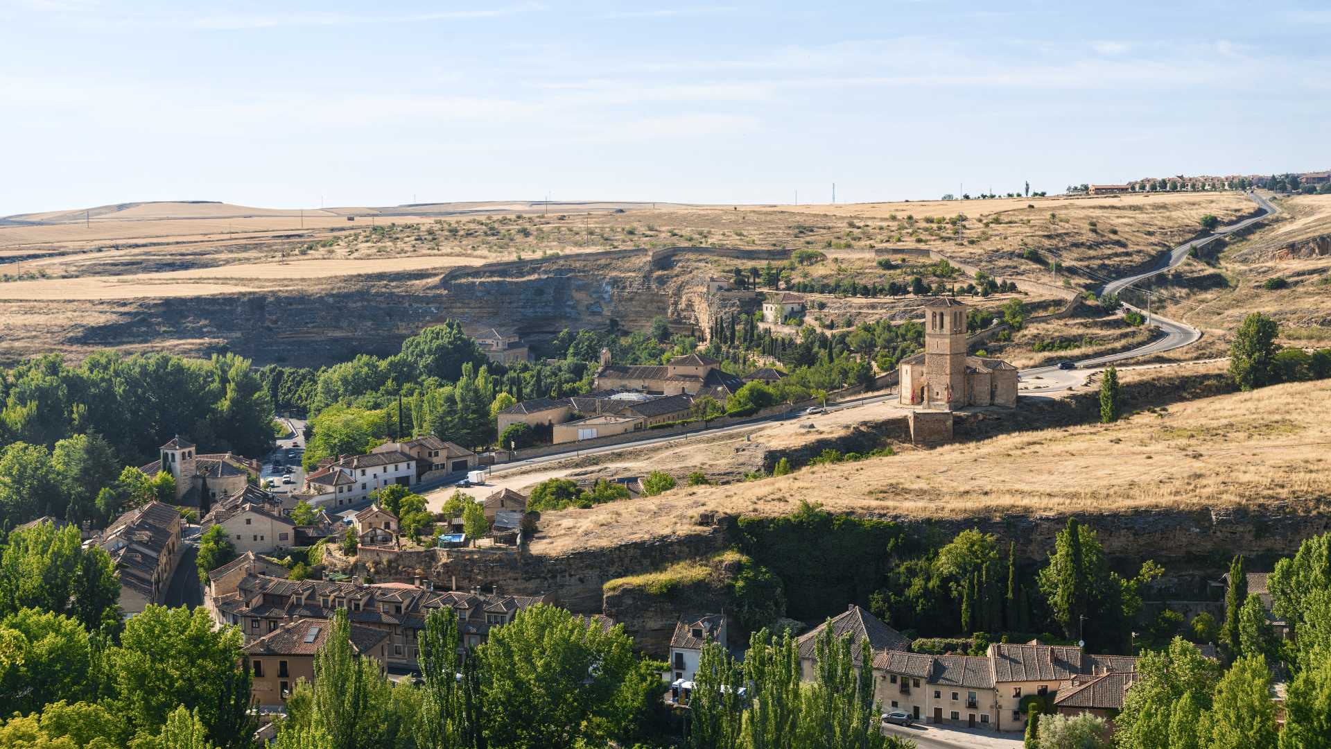 Panoramisch uitzicht op het landschap van Segovia vanaf het Alcazar, met de kerk van San Marcos en glooiende landschappen.