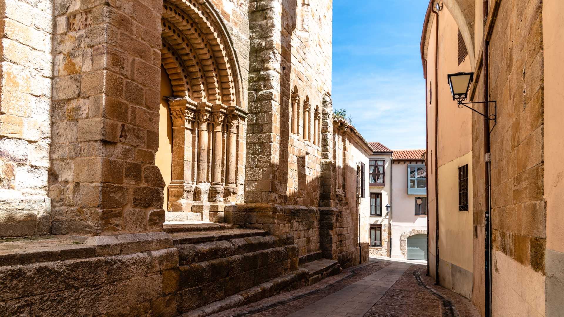 De indrukwekkende Romaanse ingang van de kerk van San Pedro y San Ildefonso in Zamora, Spanje, badend in zonlicht.