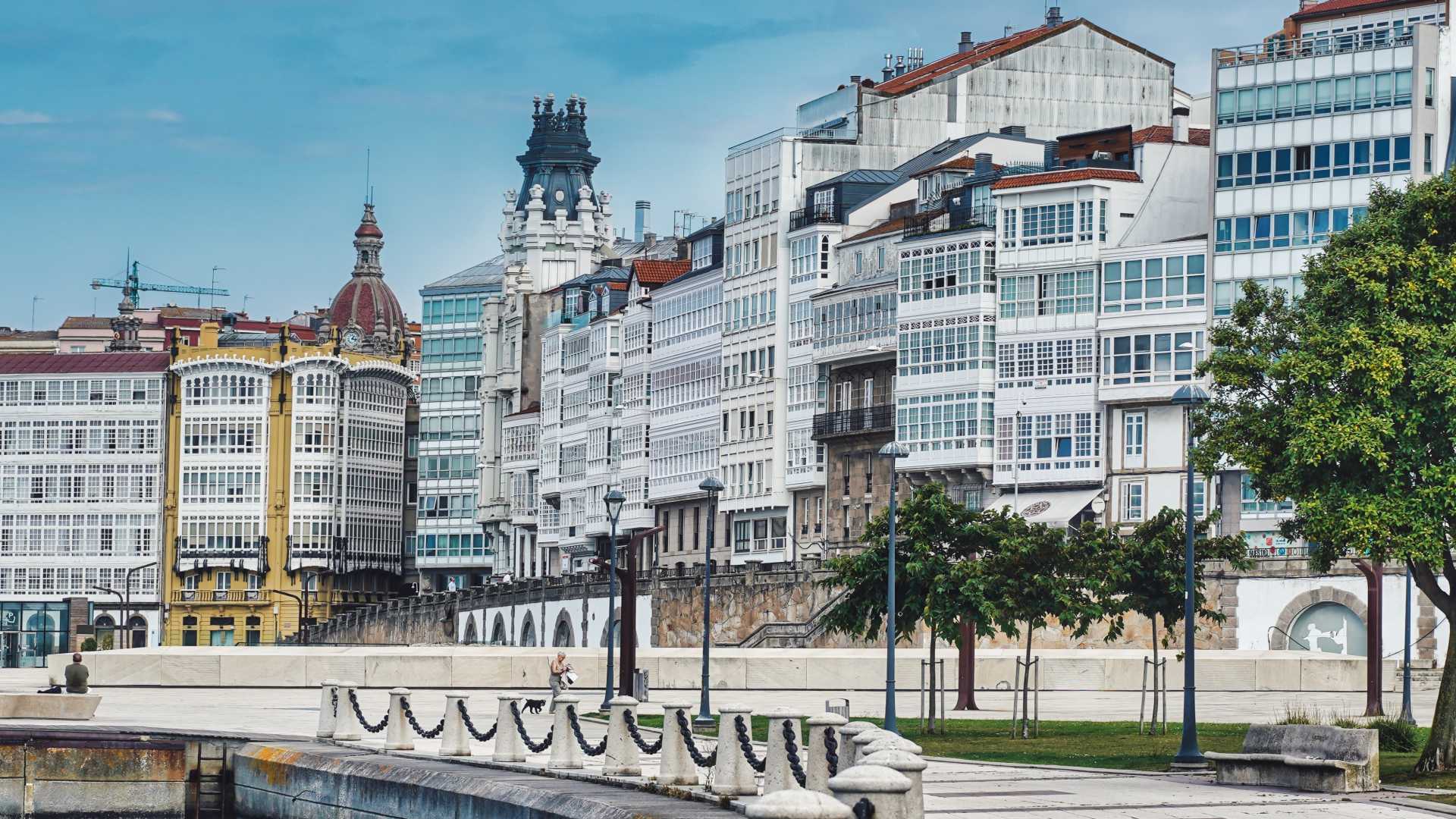 Kleurrijke gebouwen met glazen balkons langs de waterkant van A Coruña, Galicië, Spanje.