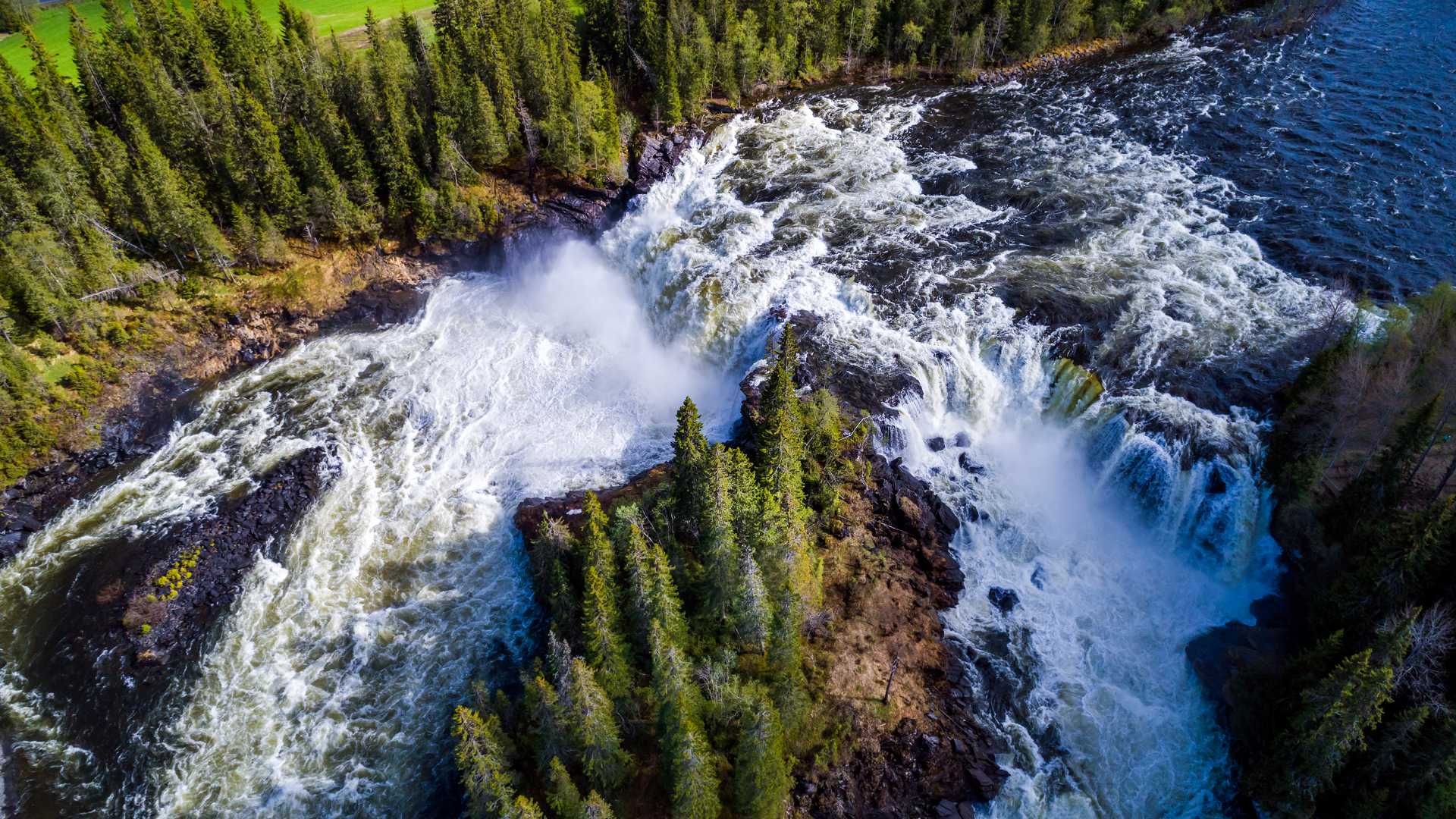 Luchtfoto van de Ristafallet-waterval met weelderig bos rondom het trapsgewijze water in Jämtland, Zweden.